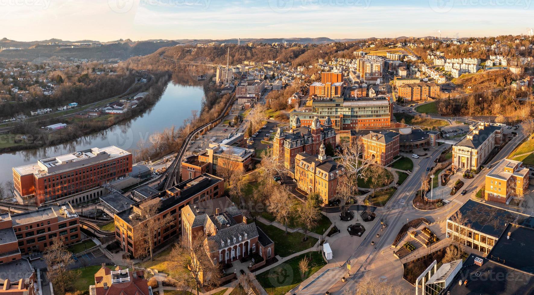 flygdrönarpanorama av vedbränningscirkeln vid universitetet i morgantown, västra virginia foto