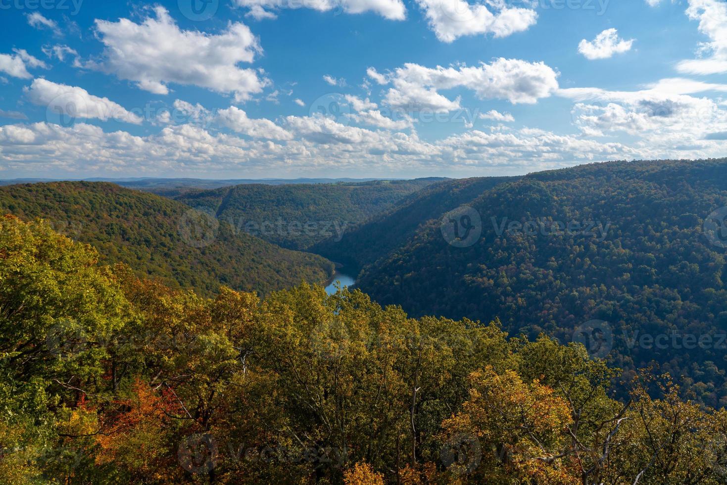 panorama av ravinen av cheat river uppströms Coopers Rock State Park i West Virginia med höstfärger foto