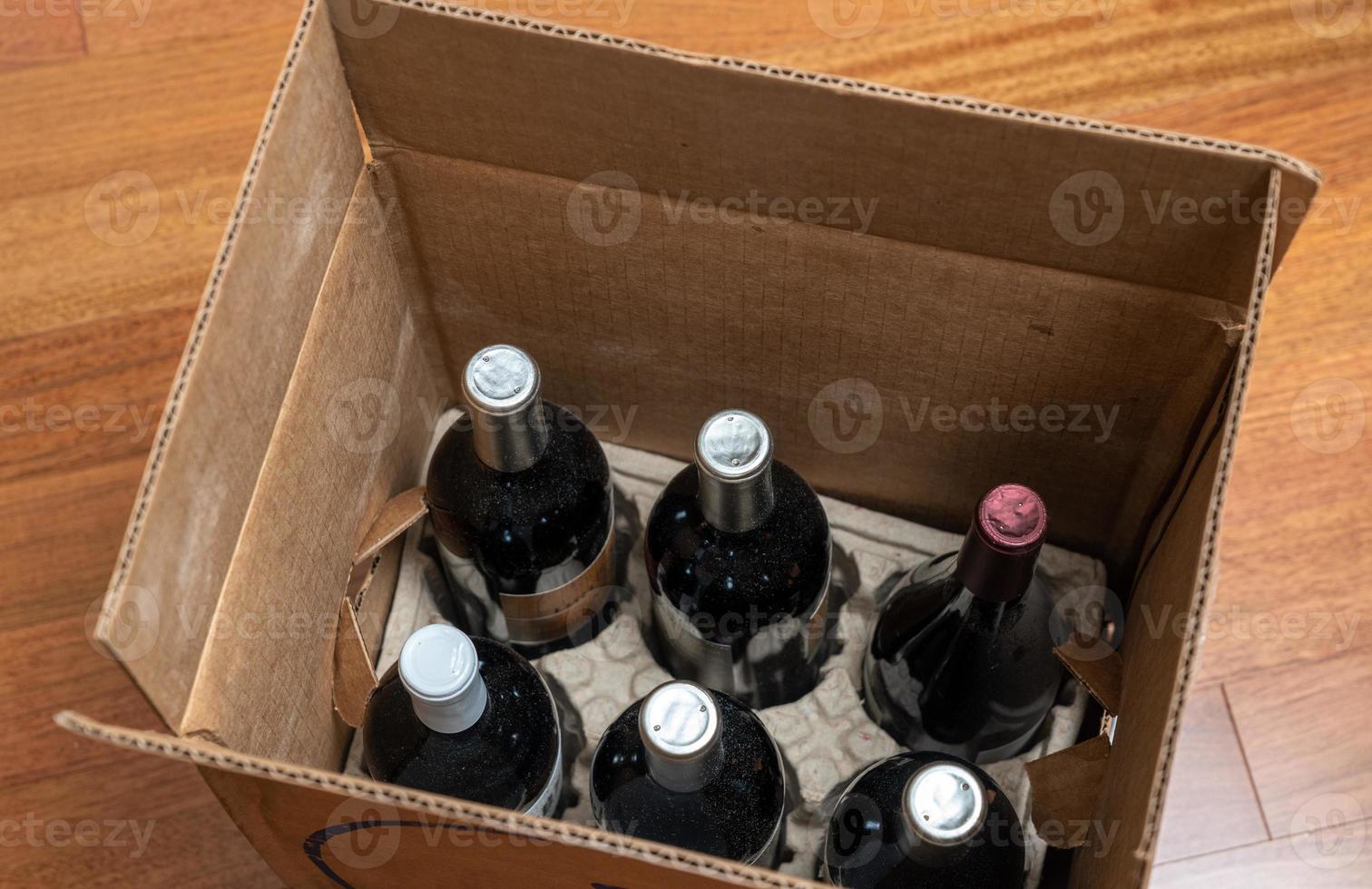 öppen låda eller låda med sex flaskor vin efter hemleverans foto