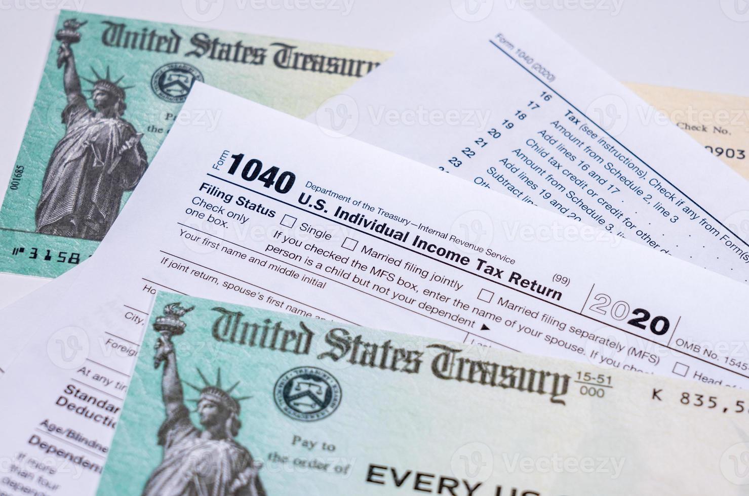 USA:s treasury check för stimulans 2020 mot en usa blankett 1040 foto