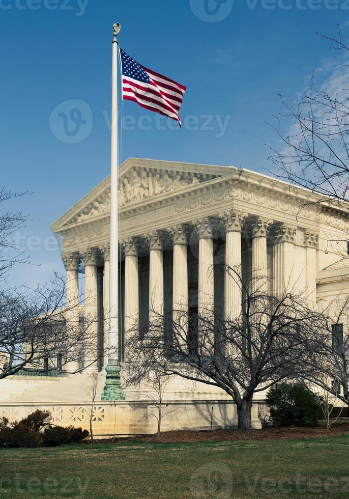 högsta domstolen i Washington DC med den amerikanska flaggan vajande framför byggnaden foto