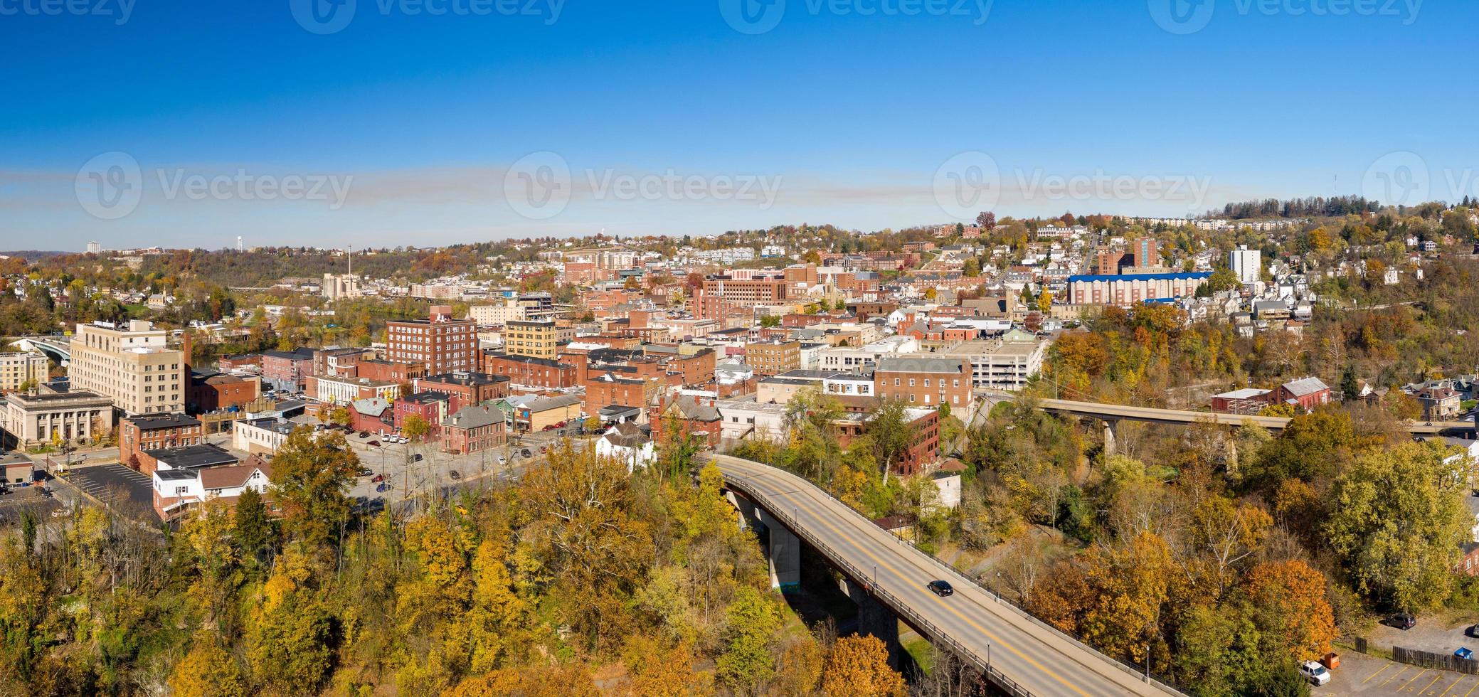 flygdrönarpanorama över centrala morgantown, västra Virginia foto