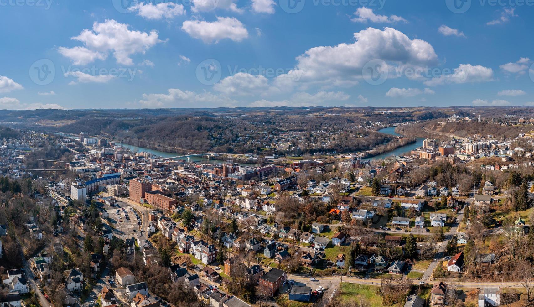 flygdrönarevy över centrum och universitetet i morgantown, västra Virginia foto