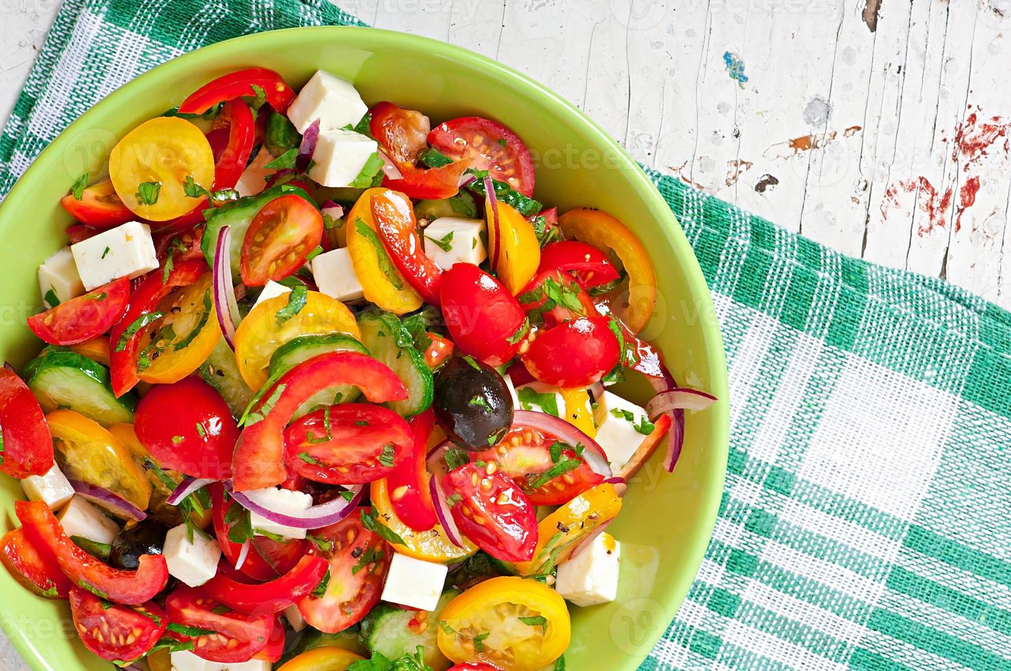 grekisk sallad med fetaost, körsbärstomater och svarta oliver foto