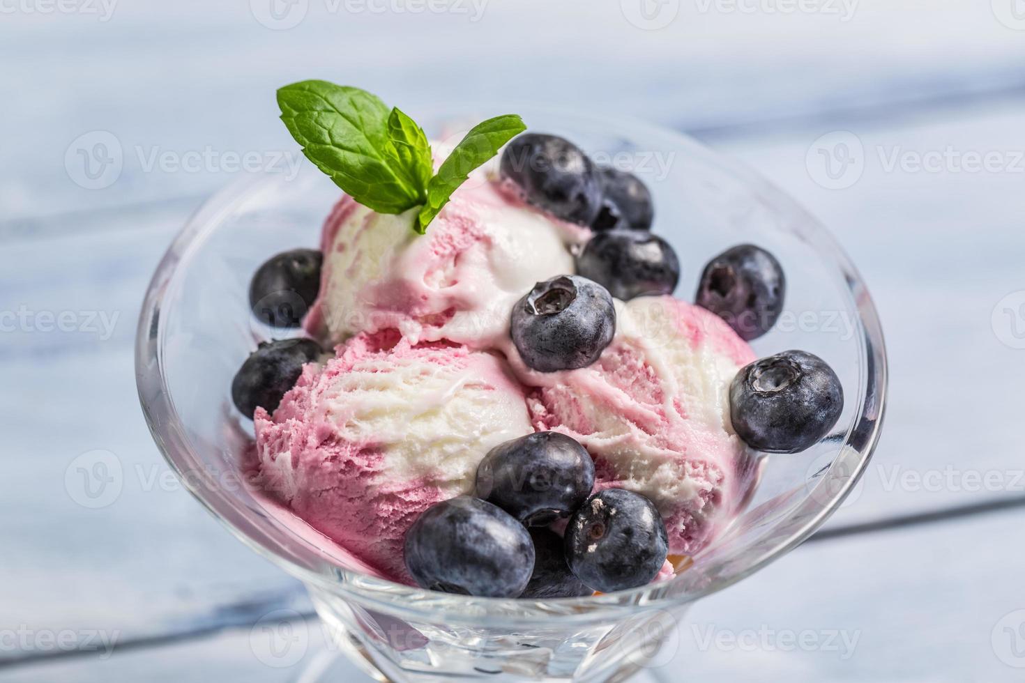 närbild av skål med blåbärglass och bladmynta foto