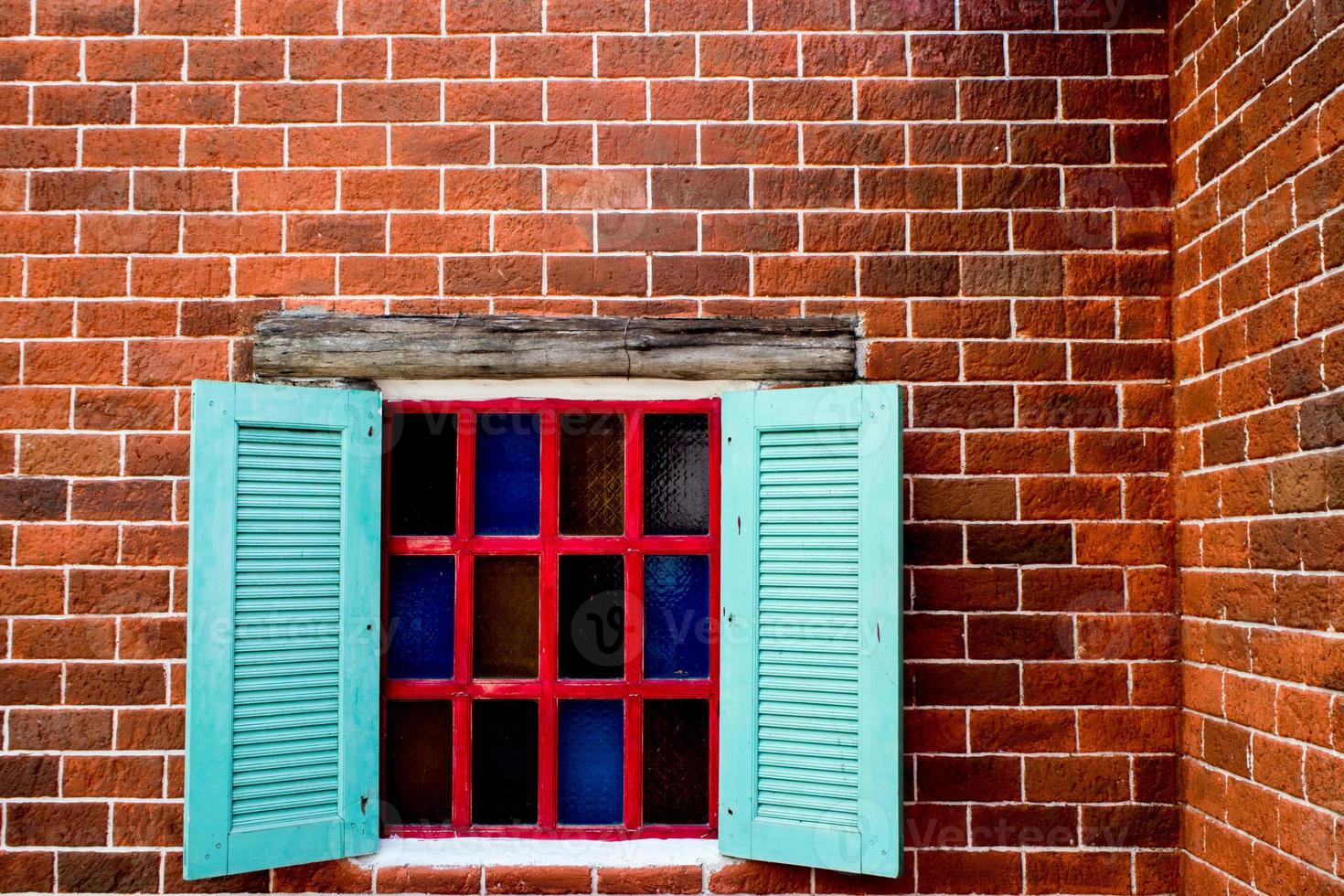 vintage fönster på rött tegelbyggnad foto