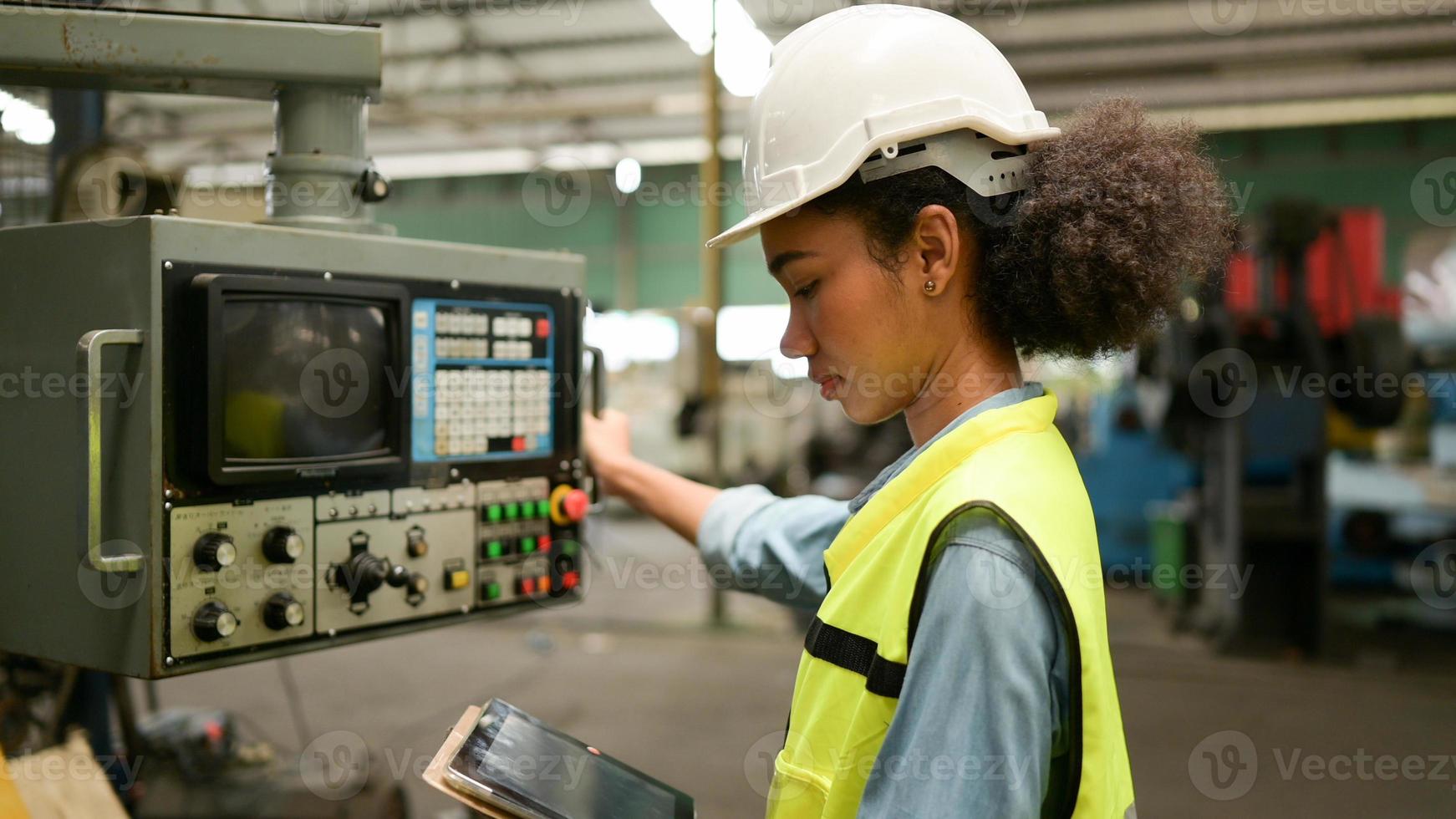 kvinnlig maskinchefsingenjör arbetar i en mekanisk fabrik foto