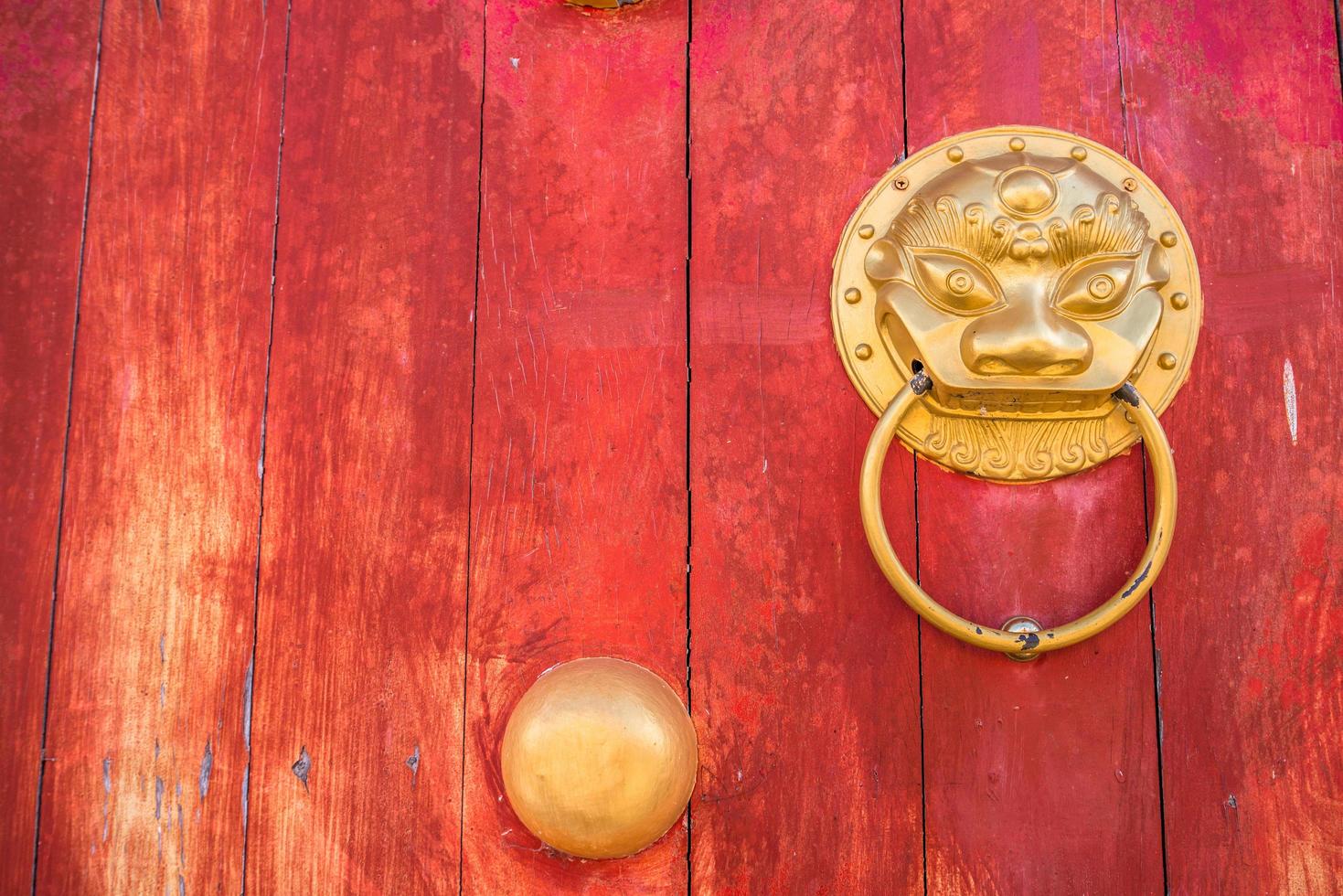 det gyllene lejonhuvudets dörrhandtag i traditionell kinesisk stil. foto