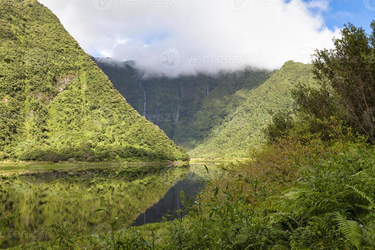 grand etang och bras d'annette vattenfall i reunion island foto