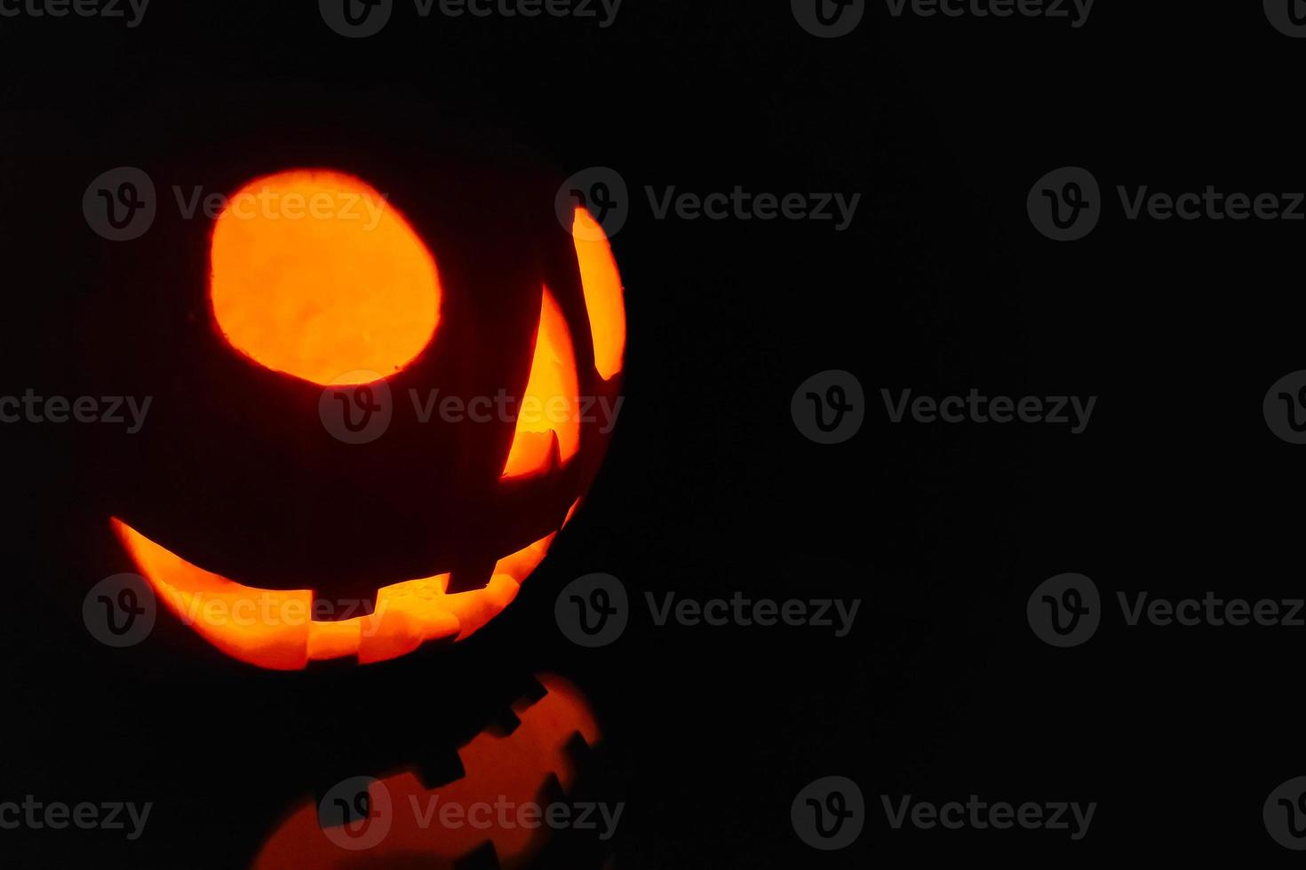 jack o' lantern tänd i mörkret för halloween foto