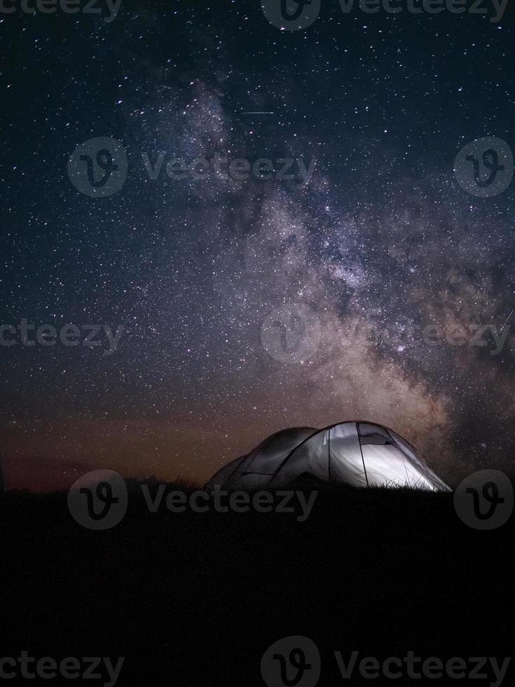 Vintergatan ovanför ett campingtält foto