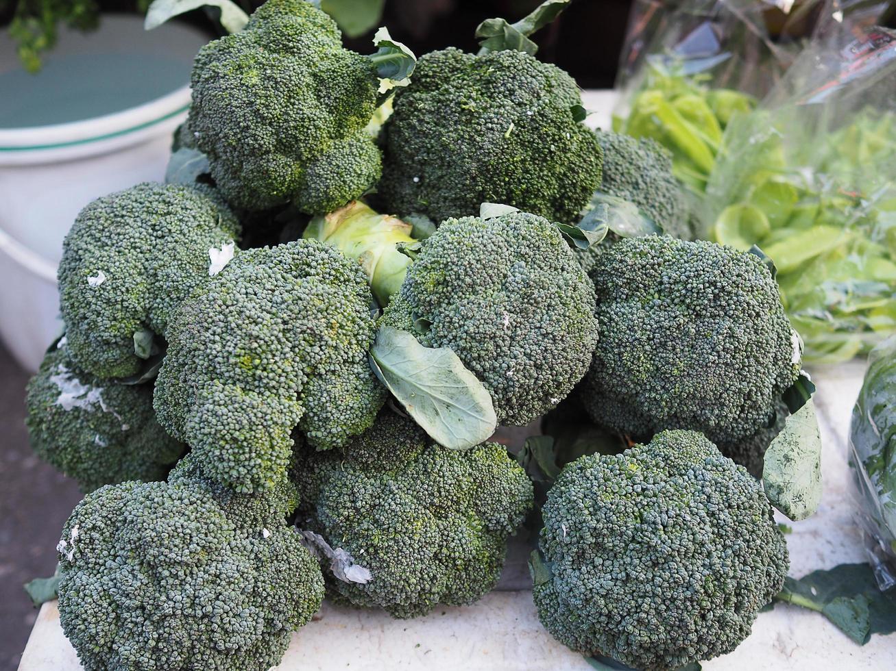 färsk broccoli till salu på marknaden foto