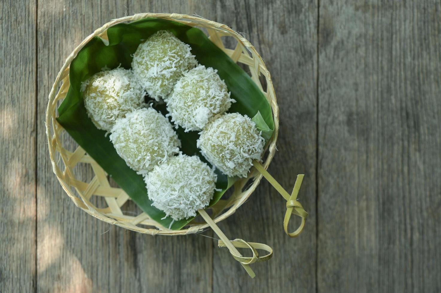 thailändsk dessert, grön, rund form, gjord av mjöl, socker, närbild. foto