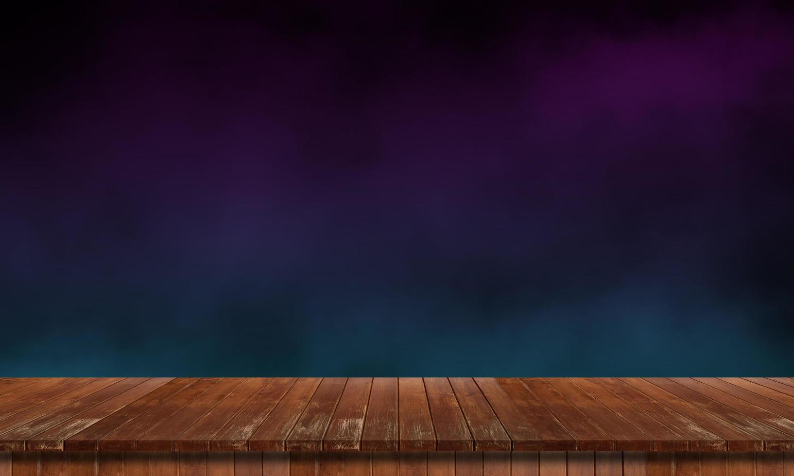 ensamt tomt träbord på den mörka och rökiga bakgrunden för att simulera din produkt foto