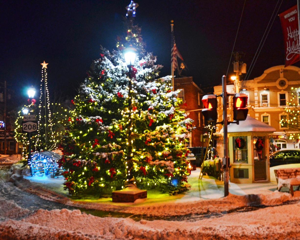 jul i en liten stad foto