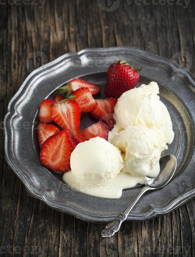 vaniljglass med jordgubbar foto