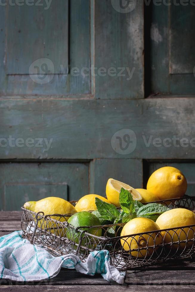 citroner, limefrukter och mynta foto
