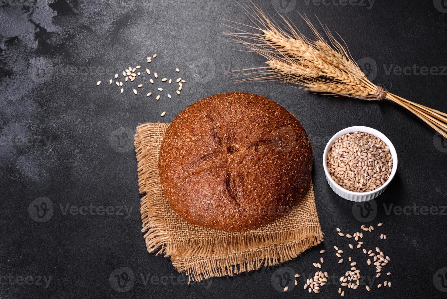 nybakat brunt bröd med öron och vetekorn foto