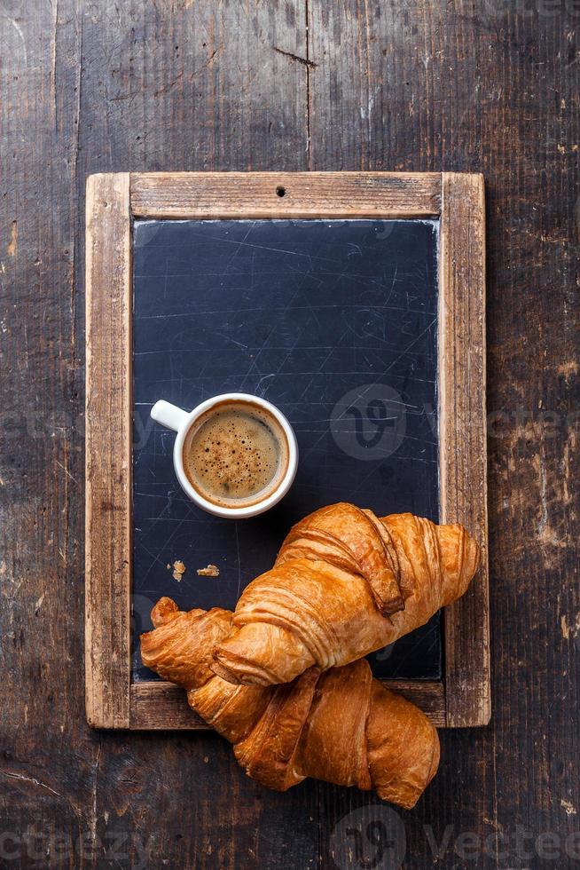 kaffekopp och croissanter foto
