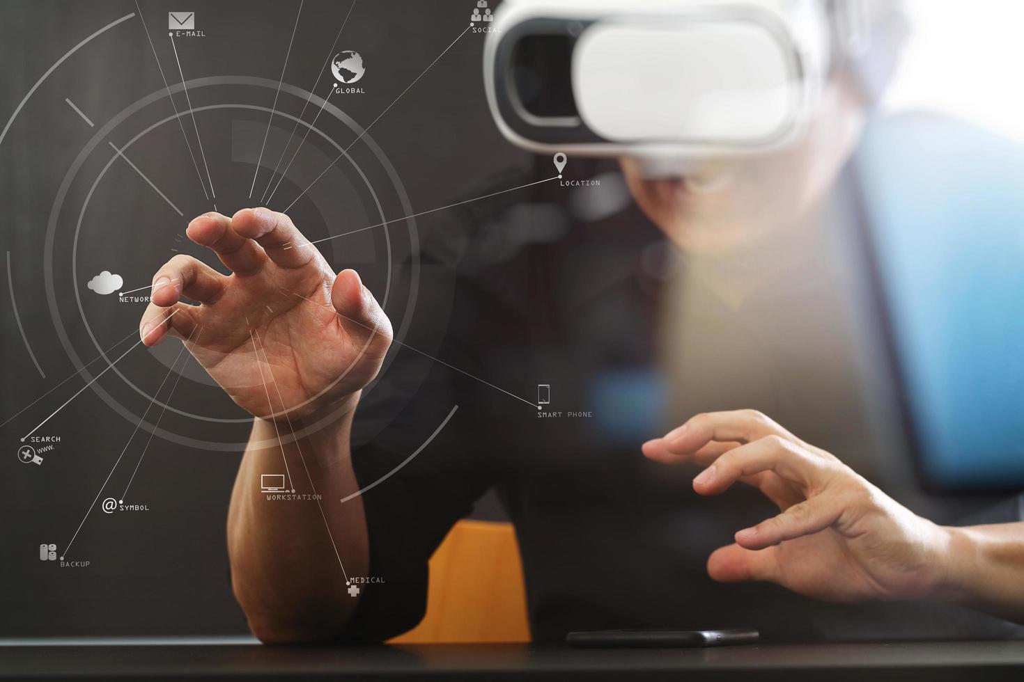 affärsman som bär virtuell verklighetsglasögon på modernt kontor med smartphone med vr-headset foto