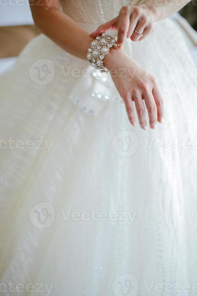 bröllop brud bär ett armband på hennes händer foto