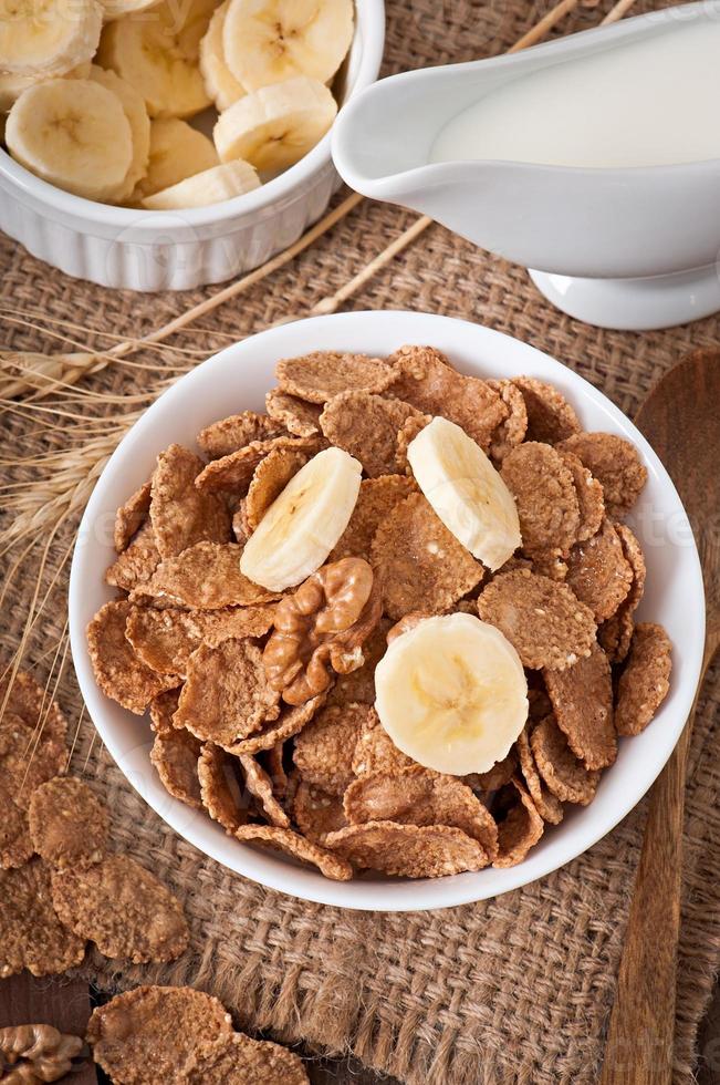 hälsosam frukost - fullkornsmüsli i en vit skål foto