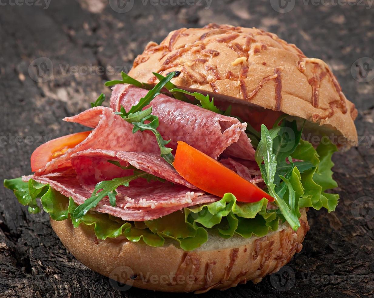 smörgås med salami, sallad, tomat och ruccola foto