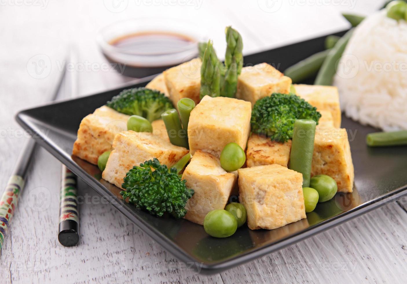 grillad tofu med grönsaker och ris foto