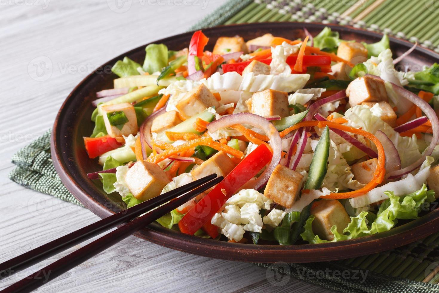dietsallad med tofu och färska grönsaker horisontellt foto