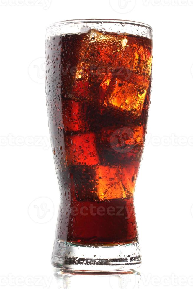 glas cola med is isolerad på vitt foto
