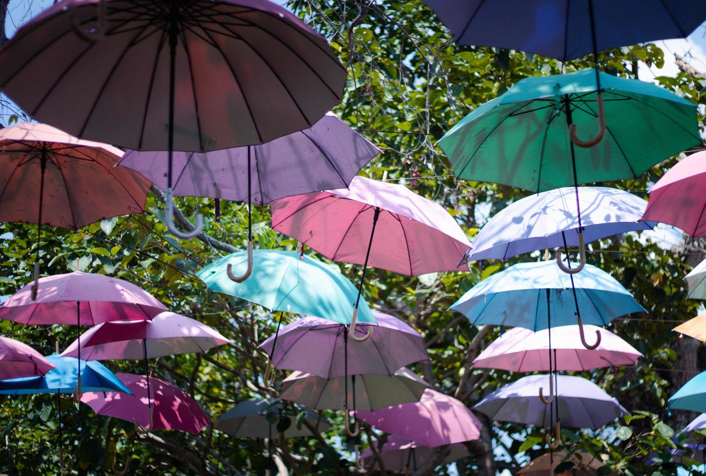 färgglada paraplybakgrund färgglada paraplyer. foto