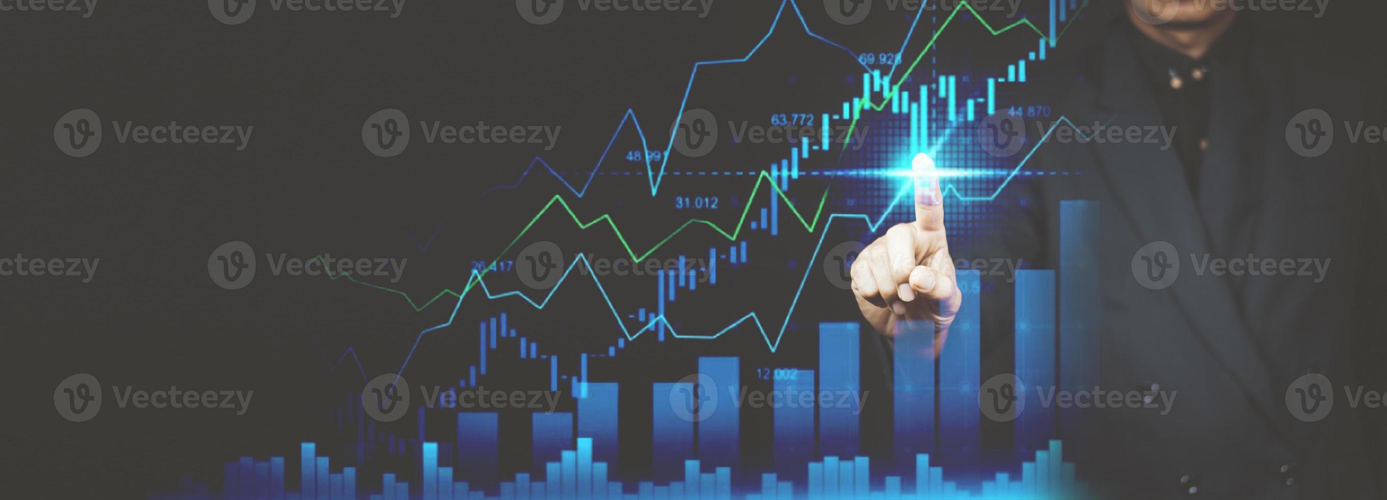 affärsfinansiering teknik och investeringshandel handlare investerare. aktiemarknadsinvesteringar fonder och digitala tillgångar. affärsman analysera valutahandel graf finansiella data. foto