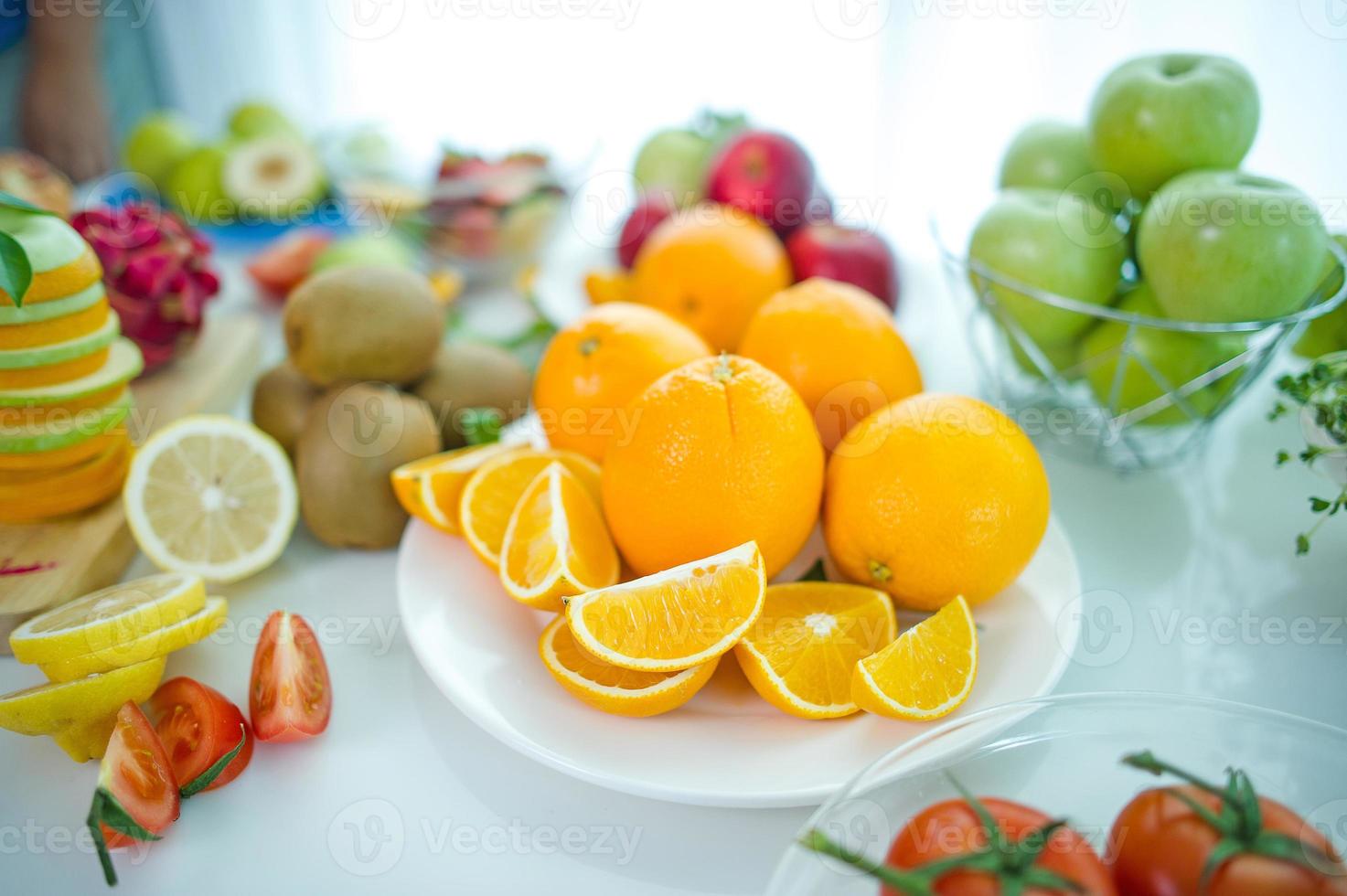 frukterna av hälsoälskare hälsosam frukt och hälsovård att äta hälsosam mat. till huden. frukten placeras i ett vackert bord, äpple aprikos, banan, apelsin, drake, placeras foto