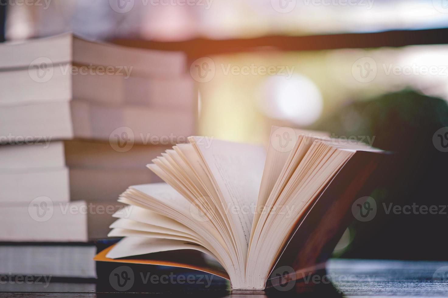 bok placerad på skrivbordet en massa böcker, vackra färger för att studera, kunskap, utbildning - bilder foto