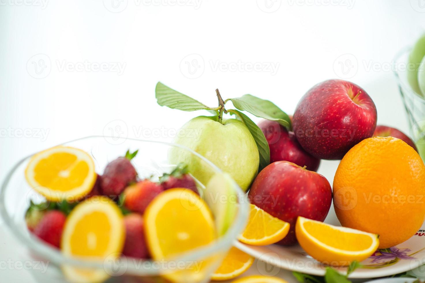 frukterna av hälsoälskare hälsosam frukt och hälsovård att äta hälsosam mat. till huden. frukten placeras i ett vackert bord, äpple aprikos, banan, apelsin, drake, placeras foto