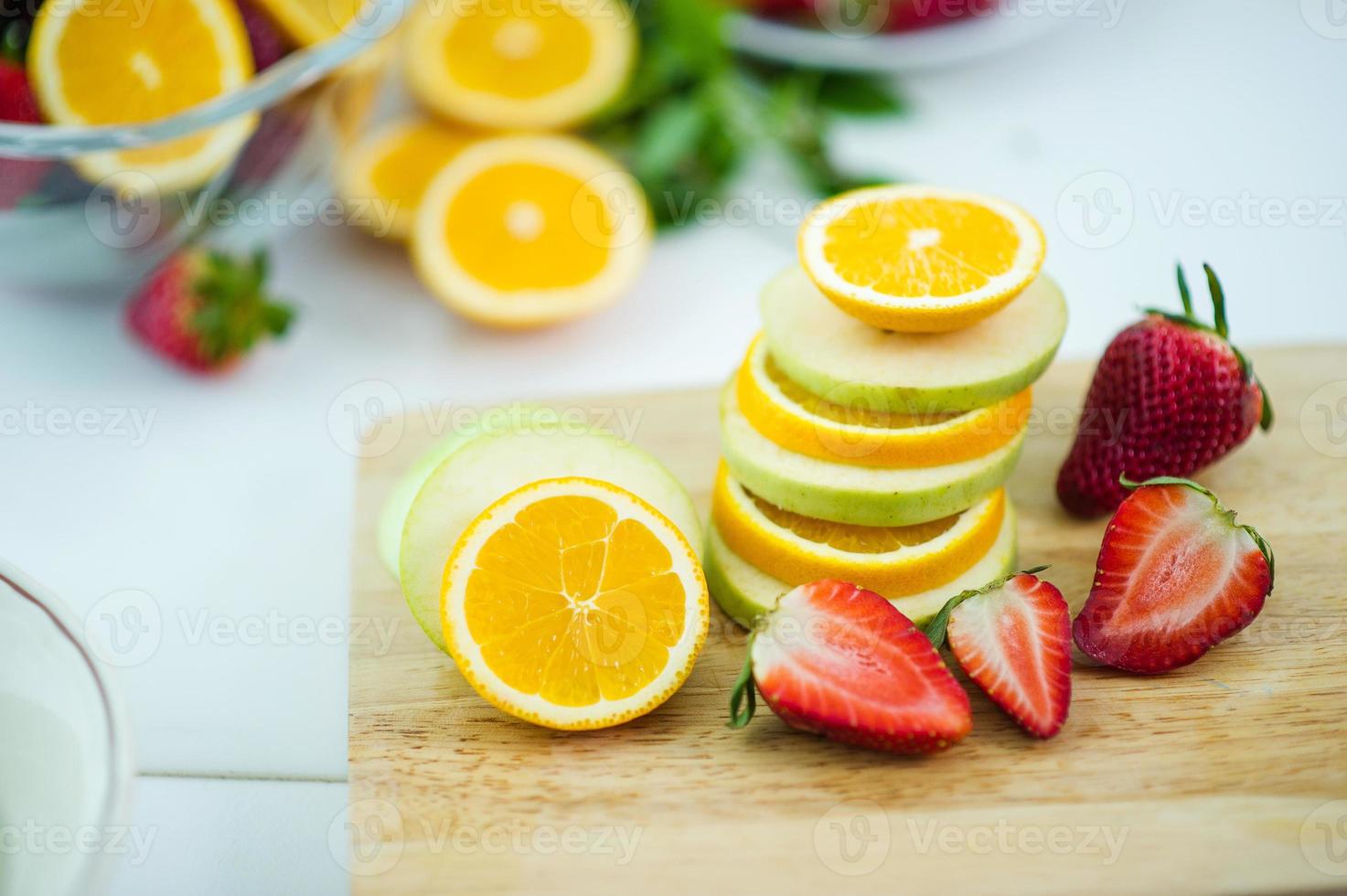frukterna av hälsoälskare hälsosam frukt och hälsovård att äta hälsosam mat. till huden. frukten placeras i ett vackert bord, äpple aprikos, banan, apelsin, drake, placeras foto