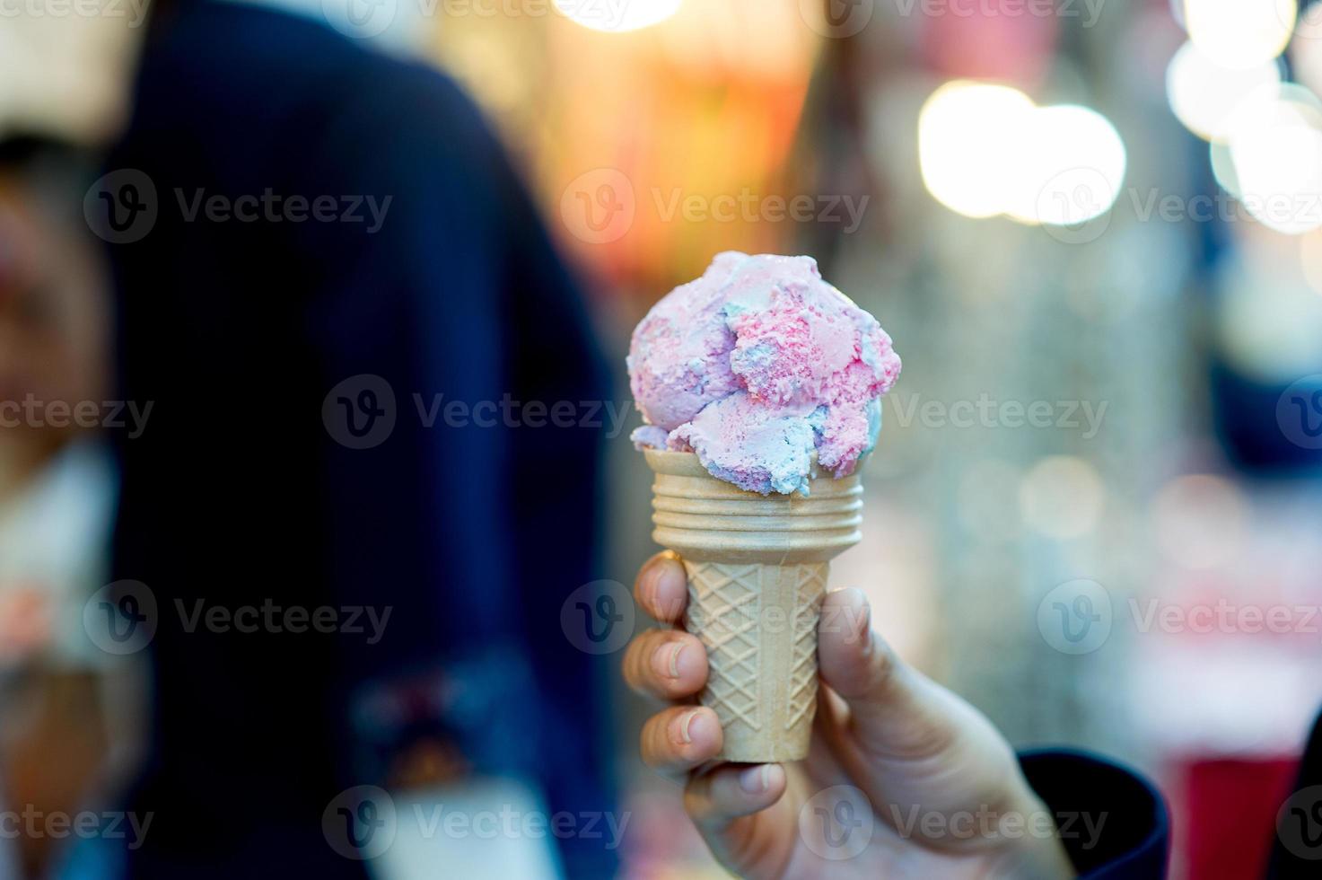 hand och vaniljglass, utsökt dessert användbart matkoncept med kopia utrymme foto