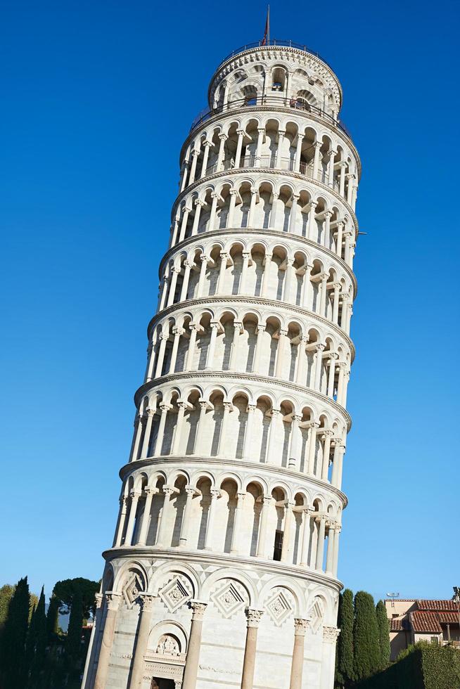pisa, Italien, 2021 - lutande tornet i pisa på blå himmel bakgrund foto