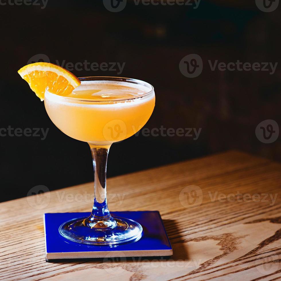 orange alkohol sur cocktail med citrus i elegant glas i baren foto