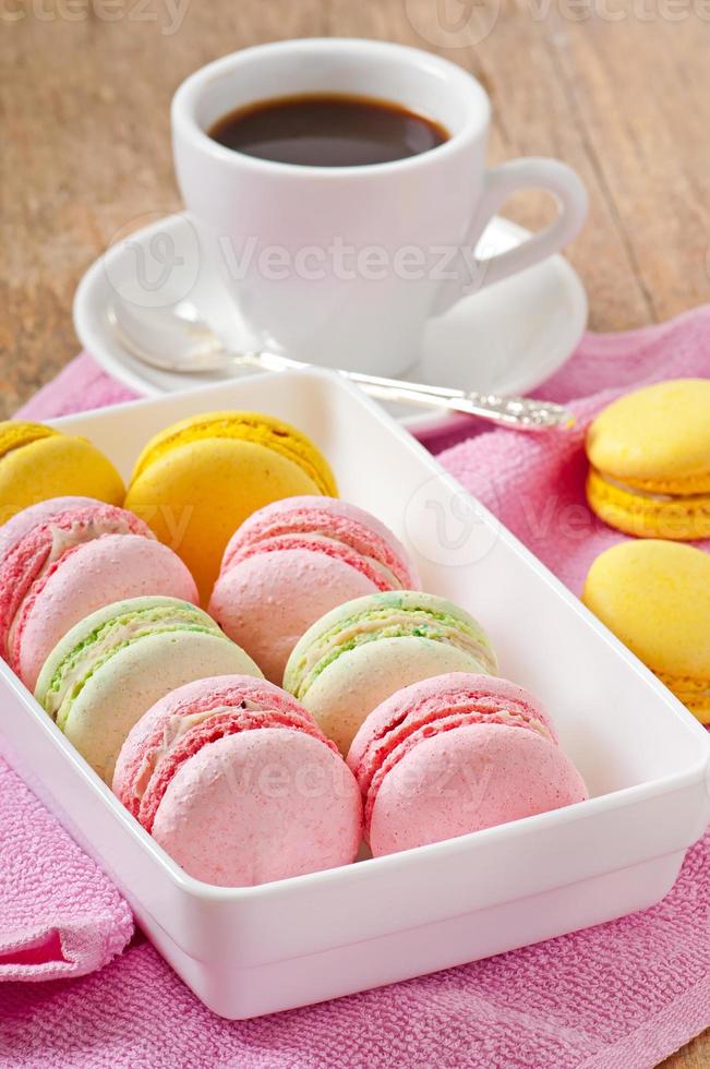 färgglada macaroons tårta foto