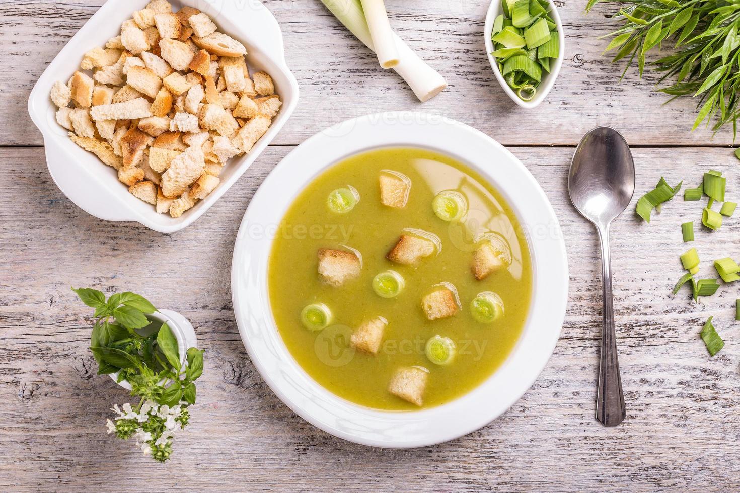 purjolök och potatis soppa foto