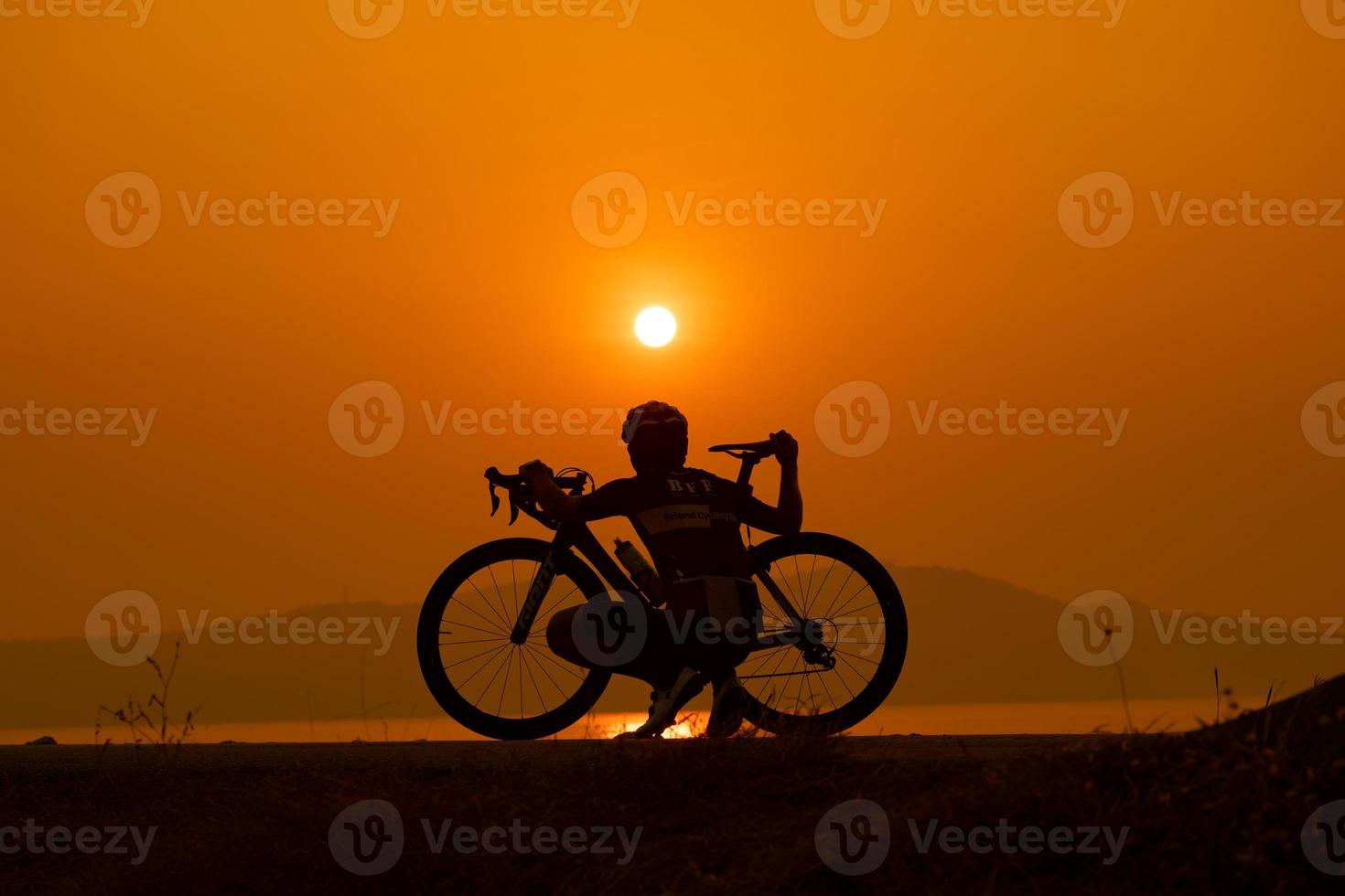 siluett av en cyklist på solnedgången i thailand. foto