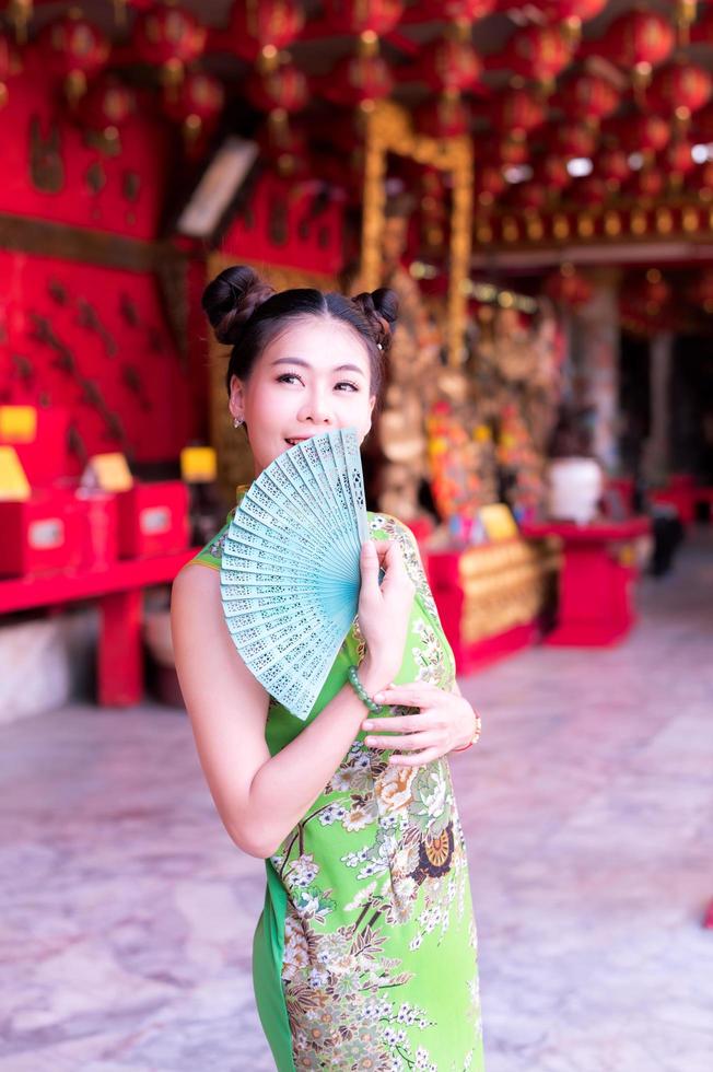 asiatisk vacker kvinna fotograferad i kinesiska folkdräkter för det kinesiska nyåret foto