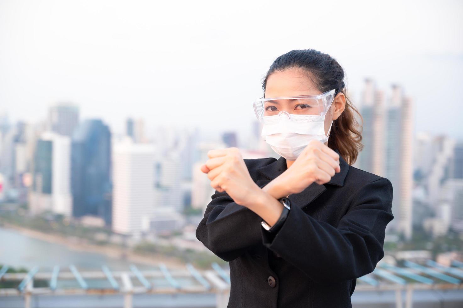 Asiatiska affärskvinnor måste använda en mask för att täcka ansiktet för att förhindra förorening från damm foto