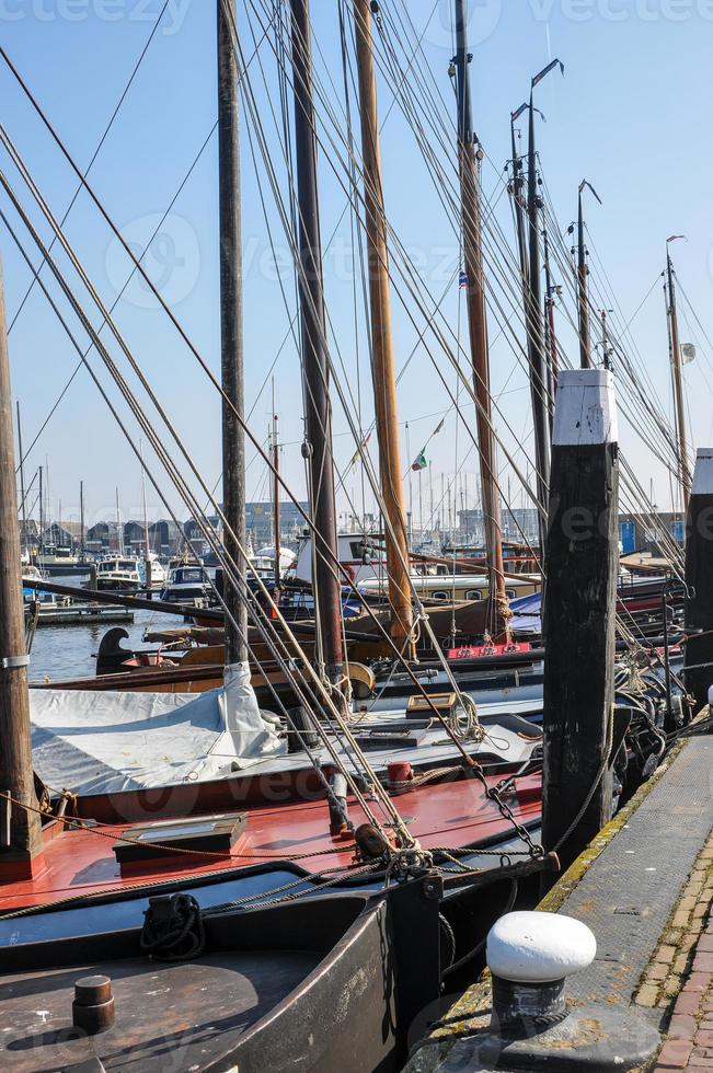 segelbåtar i hamnen i urk, nederländerna foto