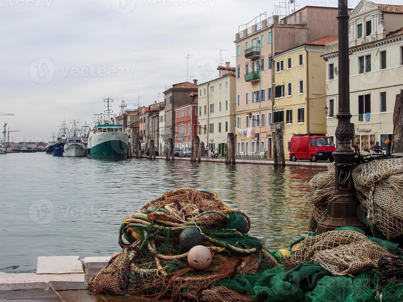 hamnen i chioggia med små båtar nära färgglada byggnader foto