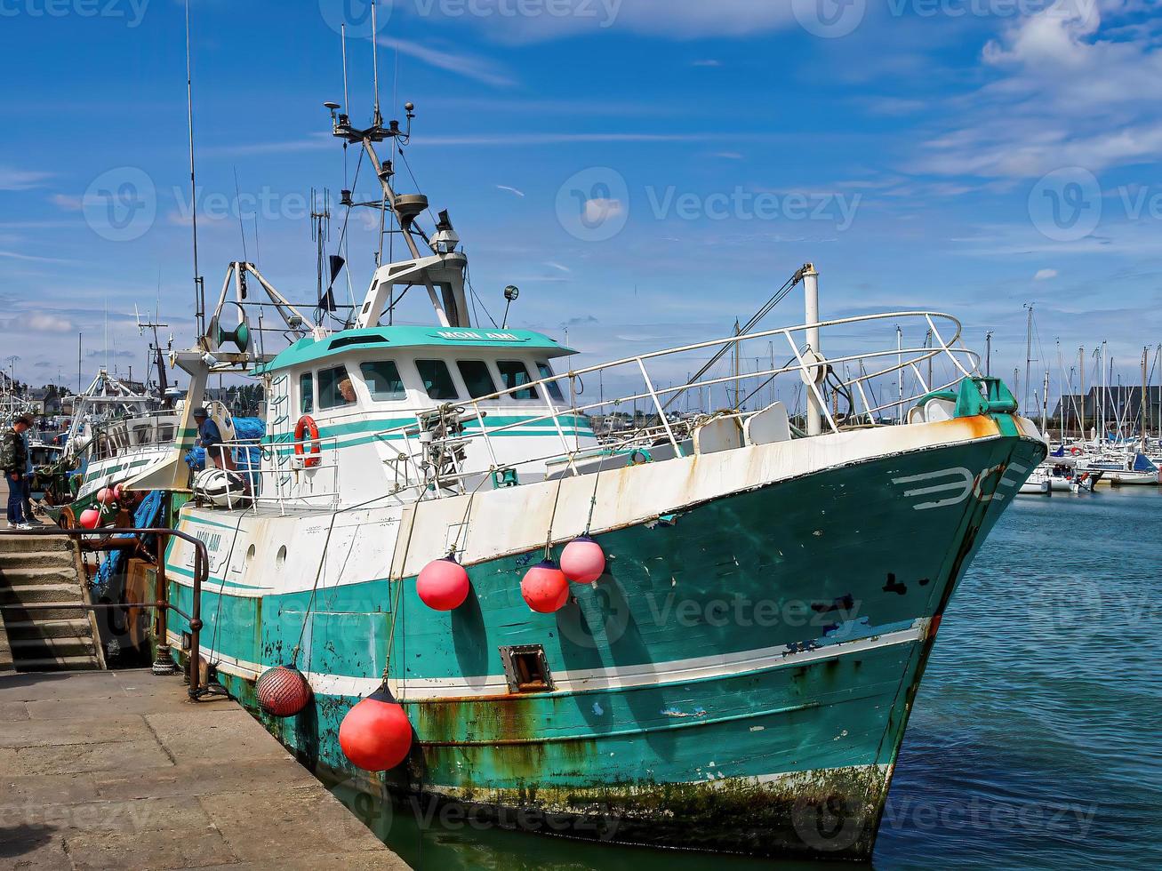 fiskebåt i hamnen i cherbourg i Frankrike foto