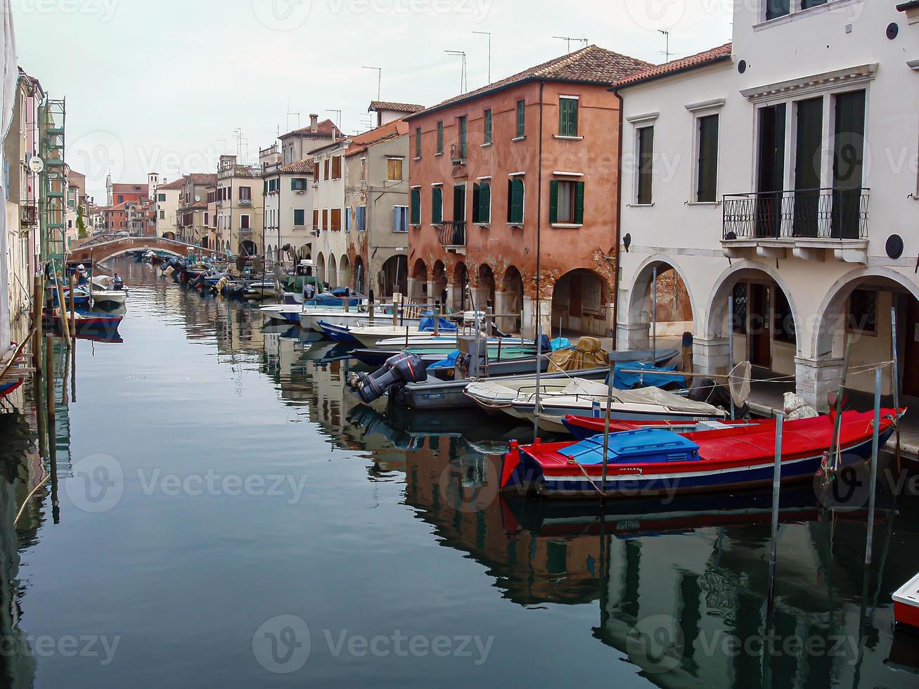 hamnen i chioggia med små båtar nära färgglada byggnader foto