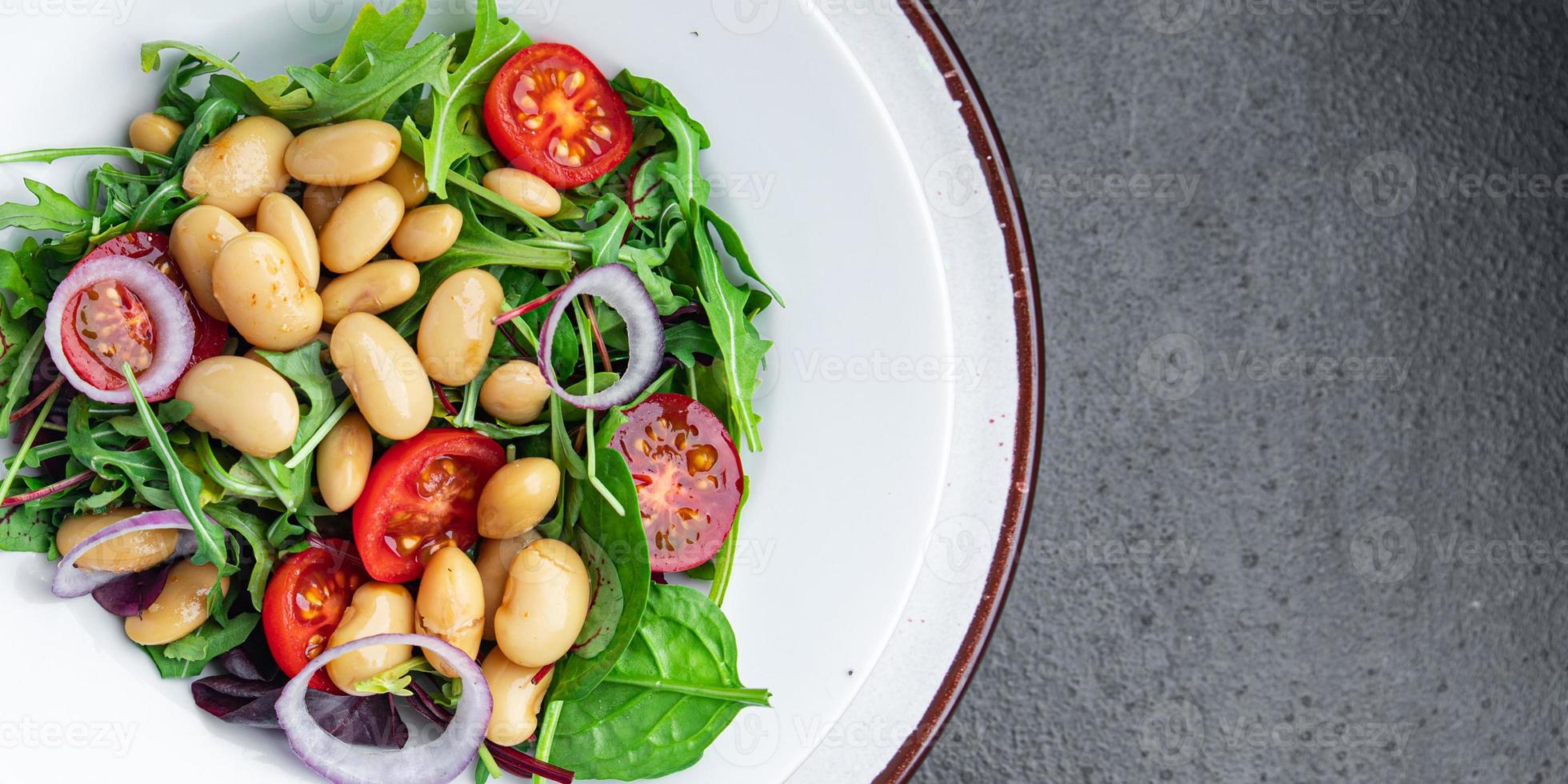 bönsallad tomat, lök, salladsblad blanda färsk hälsosam vegetabilisk måltid kost mellanmål på bordet kopia utrymme mat bakgrund foto