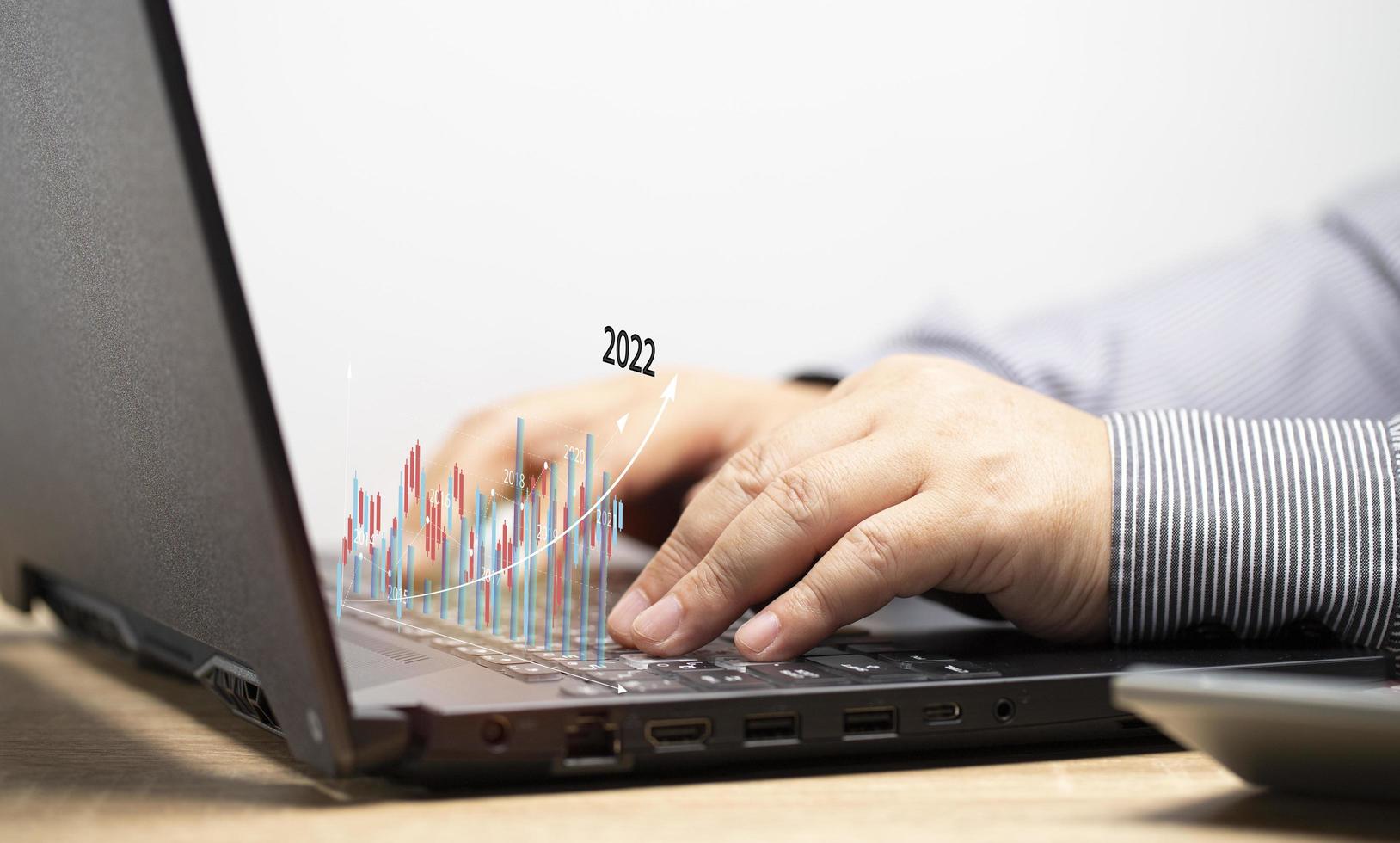 affärsmän genomför aktiehandel online med sin anteckningsbok. aktiediagrammet är i en uppåtgående trend. fatta handelsbeslut genom att visa stapeldiagramdata. foto